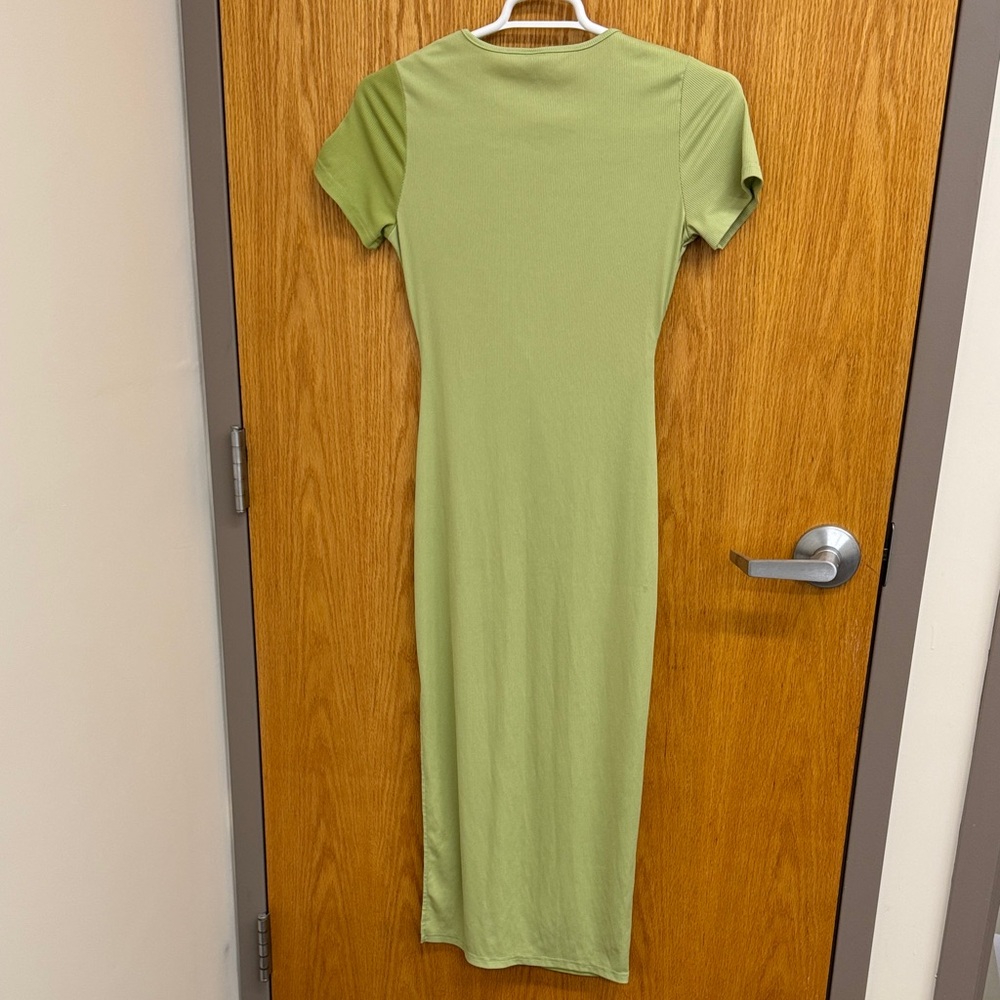 Chic Two-Tone Green Midi Dress - Picture 5 of 5